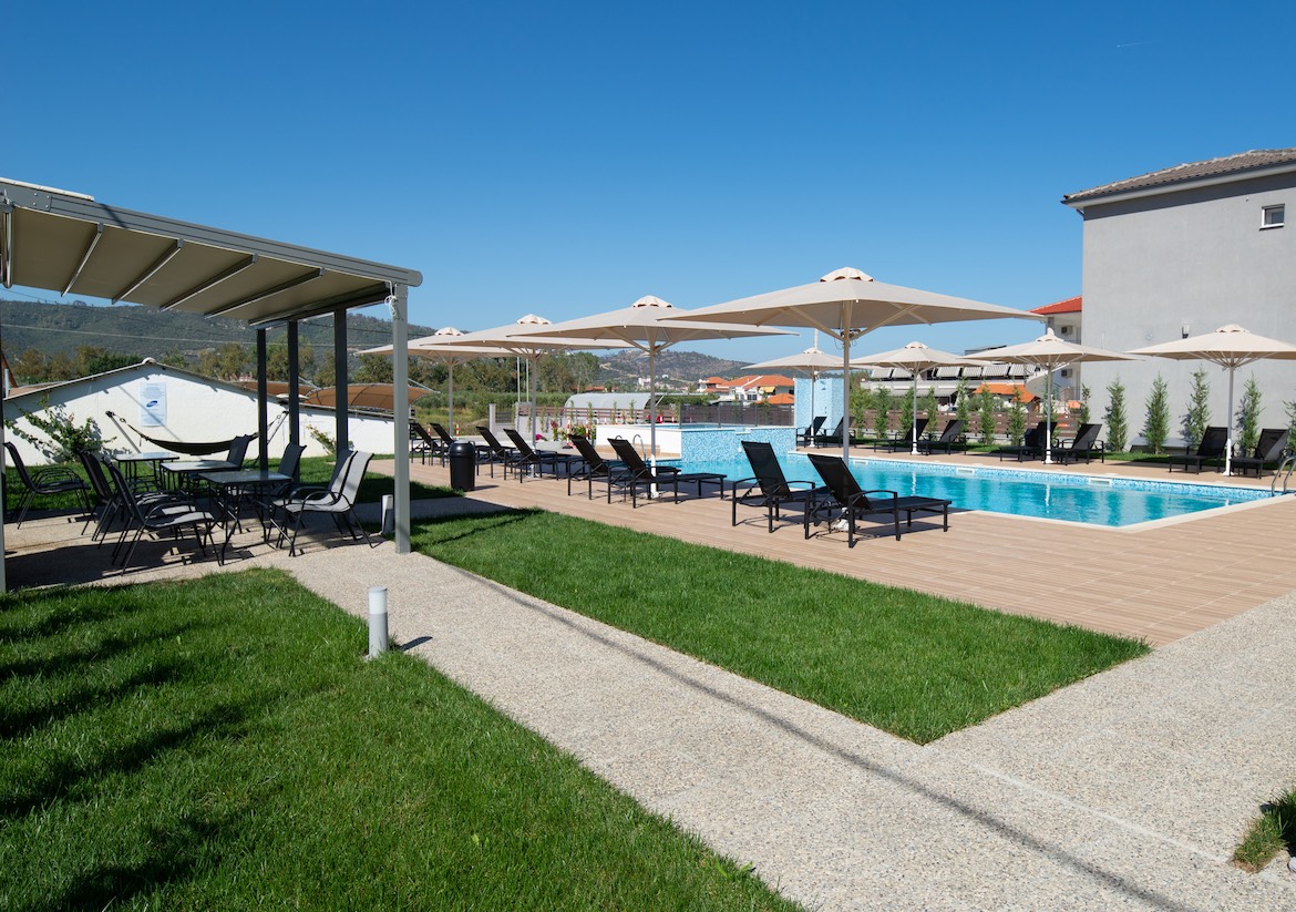 Εγκαταστάσεις πισίνας στο Astra Sarti Luxury Suites 